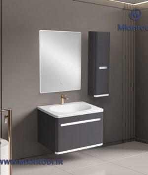 کابینت روشویی 608A لوکس کابین محصولی است که با هدف ایجاد تعادل میان زیبایی خیره‌کننده و کارایی بالا طراحی شده است. در واقع، این مدل با ابعاد دقیق خود، گزینه‌ای ایده‌آل برای دکوراسیون‌های مدرن و لوکس به شمار می‌رود. از آنجایی که این محصول در دسته محصولات لوکس لاکچری قرار دارد، بنابراین از بالاترین استانداردهای طراحی بهره می‌برد. به‌علاوه، وجود یک آینه لمسی با ابعاد مناسب، تجربه استفاده از این ست را بسیار لذت‌بخش و کاربردی کرده است. از این رو، تهیه این محصول از مجموعه لوکس ساختمانی میانرودی، گامی موثر در جهت ارتقای سطح کیفی فضای داخلی منزل شماست.