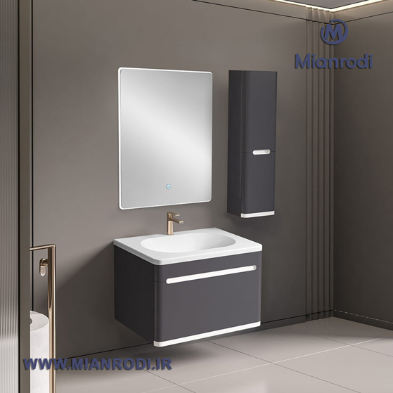 کابینت روشویی 608A لوکس کابین محصولی است که با هدف ایجاد تعادل میان زیبایی خیره‌کننده و کارایی بالا طراحی شده است. در واقع، این مدل با ابعاد دقیق خود، گزینه‌ای ایده‌آل برای دکوراسیون‌های مدرن و لوکس به شمار می‌رود. از آنجایی که این محصول در دسته محصولات لوکس لاکچری قرار دارد، بنابراین از بالاترین استانداردهای طراحی بهره می‌برد. به‌علاوه، وجود یک آینه لمسی با ابعاد مناسب، تجربه استفاده از این ست را بسیار لذت‌بخش و کاربردی کرده است. از این رو، تهیه این محصول از مجموعه لوکس ساختمانی میانرودی، گامی موثر در جهت ارتقای سطح کیفی فضای داخلی منزل شماست.