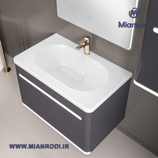 کابینت روشویی 608A لوکس کابین محصولی است که با هدف ایجاد تعادل میان زیبایی خیره‌کننده و کارایی بالا طراحی شده است. در واقع، این مدل با ابعاد دقیق خود، گزینه‌ای ایده‌آل برای دکوراسیون‌های مدرن و لوکس به شمار می‌رود. از آنجایی که این محصول در دسته محصولات لوکس لاکچری قرار دارد، بنابراین از بالاترین استانداردهای طراحی بهره می‌برد. به‌علاوه، وجود یک آینه لمسی با ابعاد مناسب، تجربه استفاده از این ست را بسیار لذت‌بخش و کاربردی کرده است. از این رو، تهیه این محصول از مجموعه لوکس ساختمانی میانرودی، گامی موثر در جهت ارتقای سطح کیفی فضای داخلی منزل شماست.